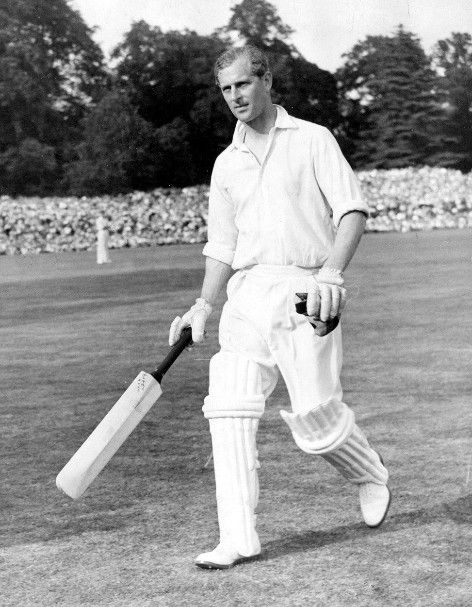 Princ Philip hraje kriket.