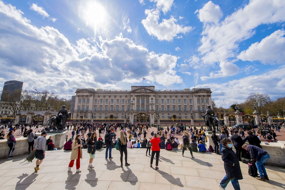 Davy lidí přišly k Buckinghamskému paláci vzdát hold princi Philipovi.