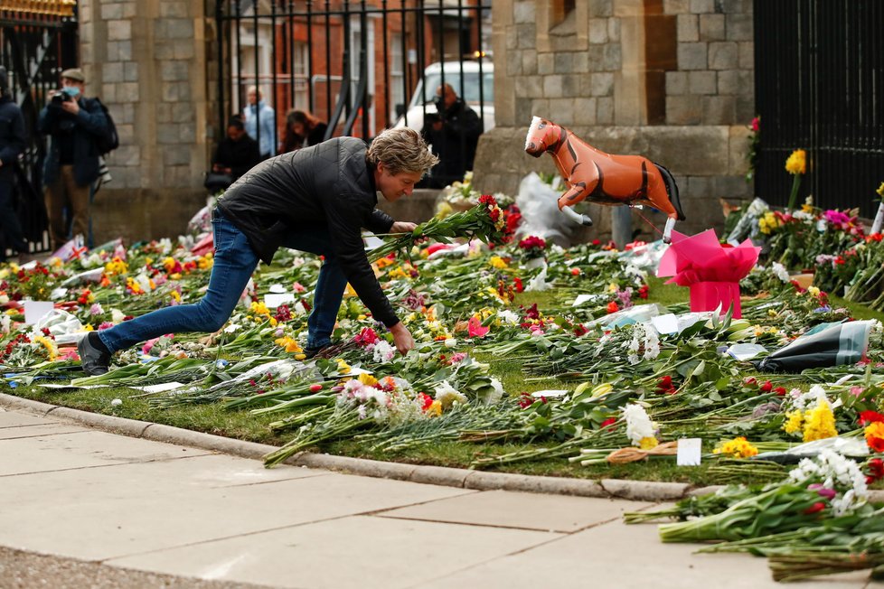 Lidé nosí květiny za zesnulého prince Philipa před hrad Windsor.