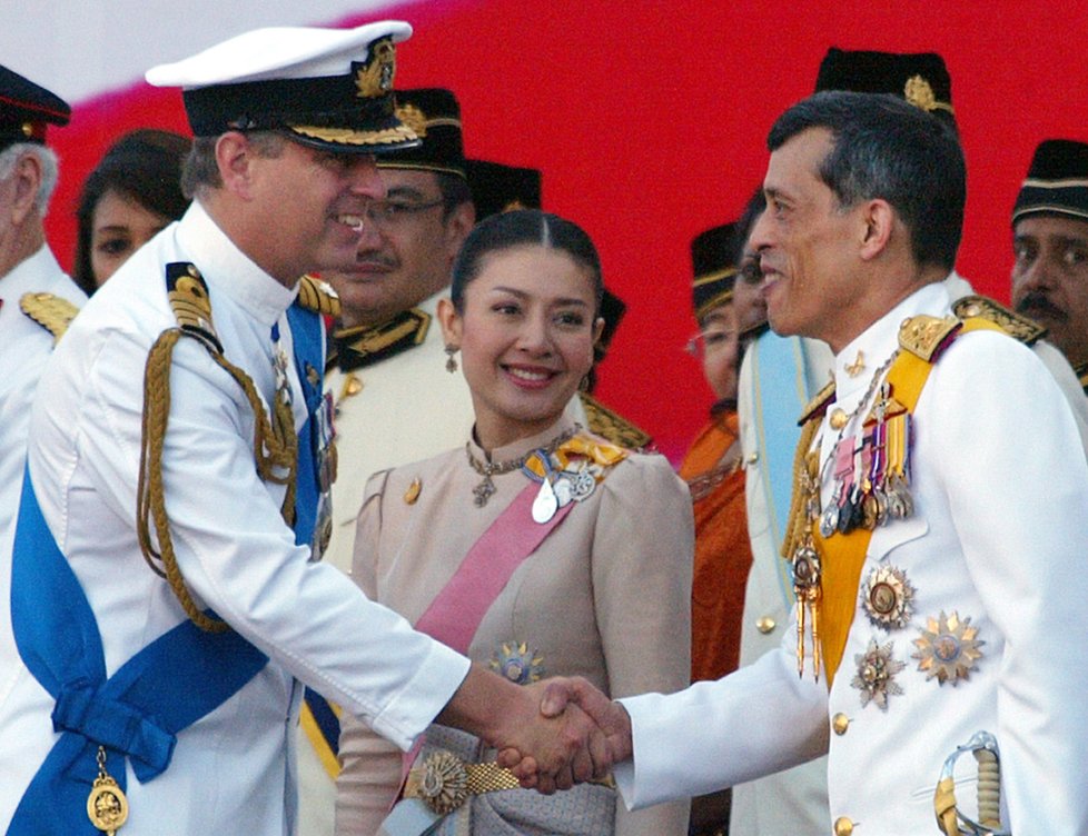 Thajský korunní princ se svou ženo a britským princem Andrewem.