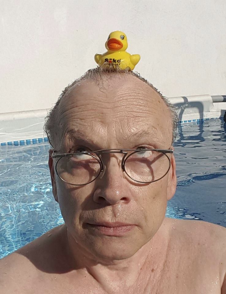 Juraj Ďurdiak s kachničkou na hlavě.