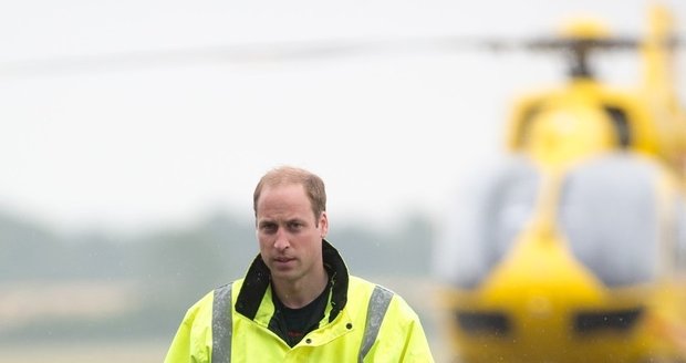 Princ William létá s vrtulníkem