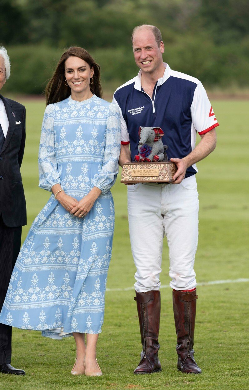 Princ William sdílel video na podporu anglických fotbalistek za přítomnosti své dcery. To se ale některým ženám nelíbí.