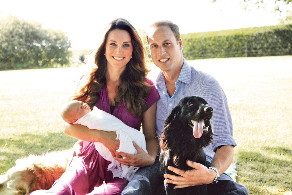 Na rodinném snímku nechybí kromě Williama, Kate a George ani psi. Fotografi e vznikly na zahradě rodičů vévodkyně Catherine.