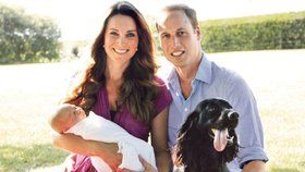 Na rodinném snímku nechybí kromě Williama, Kate a George ani psi. Fotografi e vznikly na zahradě rodičů vévodkyně Catherine.