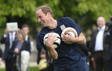 Fotbal na zahradě Buckinghamského paláce! Princ William varoval: Nerozbijte babičče okna!