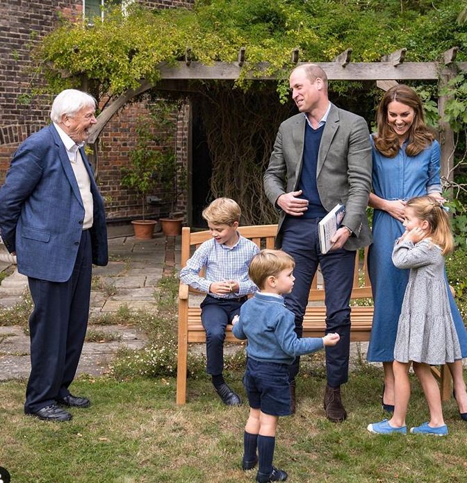 Princ William, Kate, jejich děti Louis, Charlotte a George s rodinným přítelem Davidem Attenboroughem