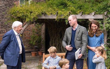 Princ William, Kate, jejich děti Louis, Charlotte a George s rodinným přítelem Davidem Attenboroughem
