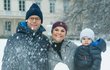 Švédsko - Korunní princezna Victoria (40), princ Daniel (44) a jejich syn Oscar (21 měsíců) s dcerou Estelle (5) se jako správní Seveřané nechali zvěčnit v zimních bundách a na sněhu.