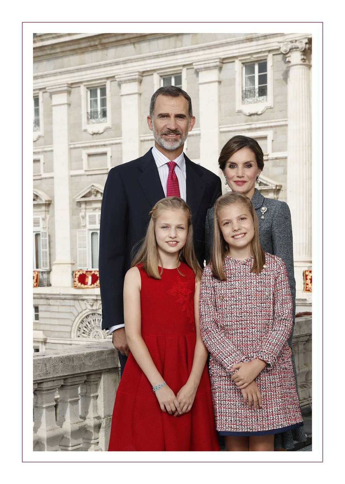 Španělsko - Král Felipe VI. (49), královna Letizia (45) a jejich dcerky Leonor (12) a Sofia (10) opět rozesílají velmi formální fotku.