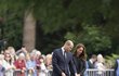 Princ William s Kate před Sandringhamem