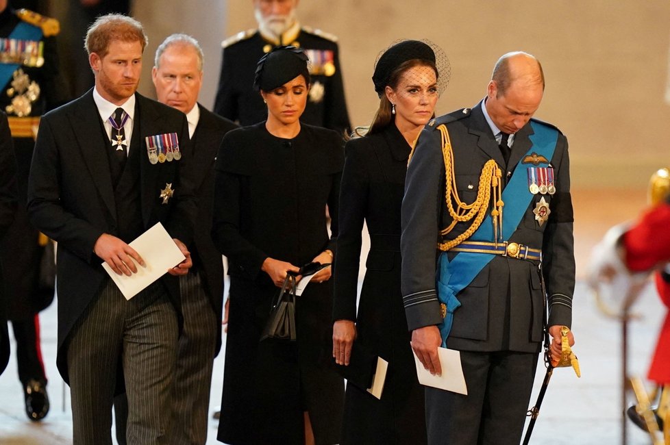 Princ Harry a Meghan Markle na rozloučení s královnou Alžbětou II.