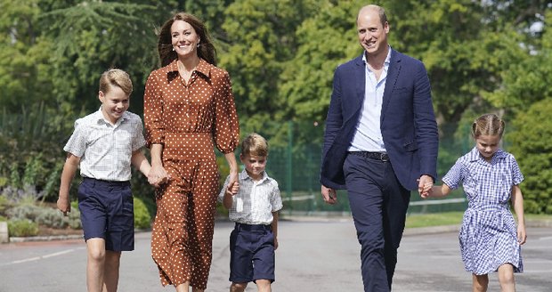 William a Kate vedli děti poprvé do nové školy.