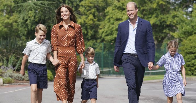 William a Kate vedli děti poprvé do nové školy.