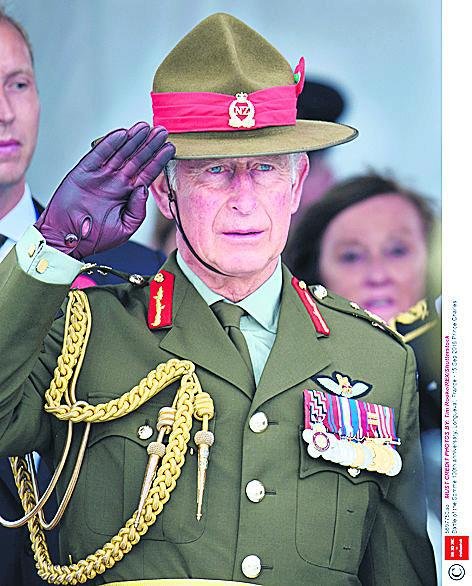 V uniformě se předvedl i princ Charles (67), který se zúčastnil výročí, kde si Britové, Francouzi a Novozélanďané připomínali 100 let od vypuknutí bitvy na Sommě.