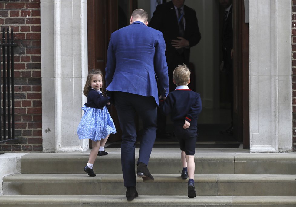 Trojnásobný otec princ William přivedl do porodnice další dvě děti