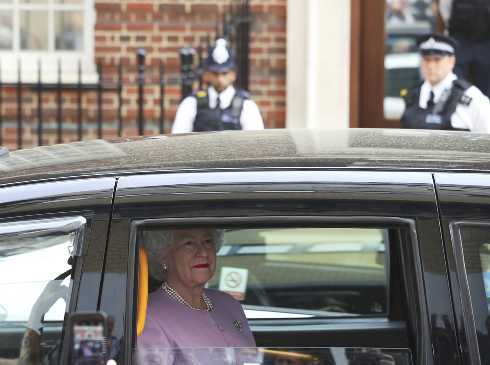 Před porodnicí projelo auto s voskovou figurínou královny Alžběty II.