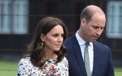 William se bojí o Kate, která má silné nevolnosti.