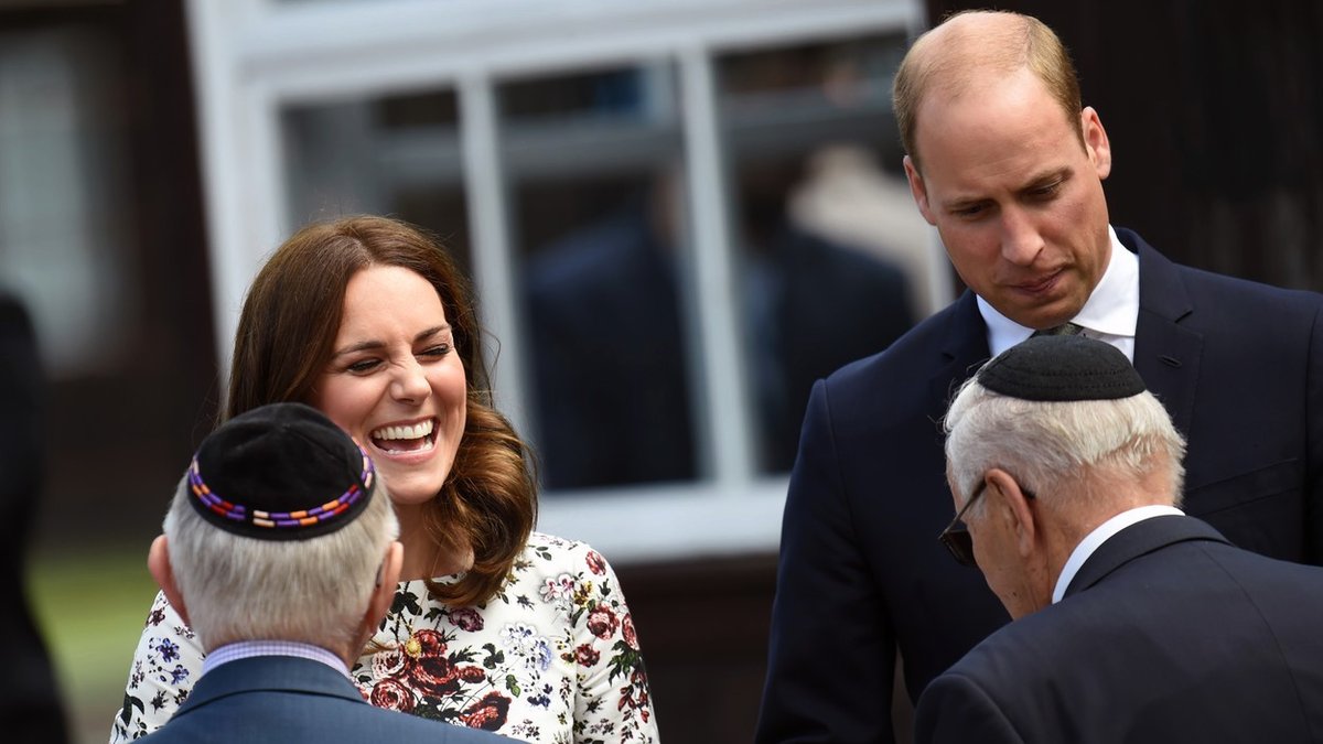 William a Kate na prohlídce koncentračního tábora.