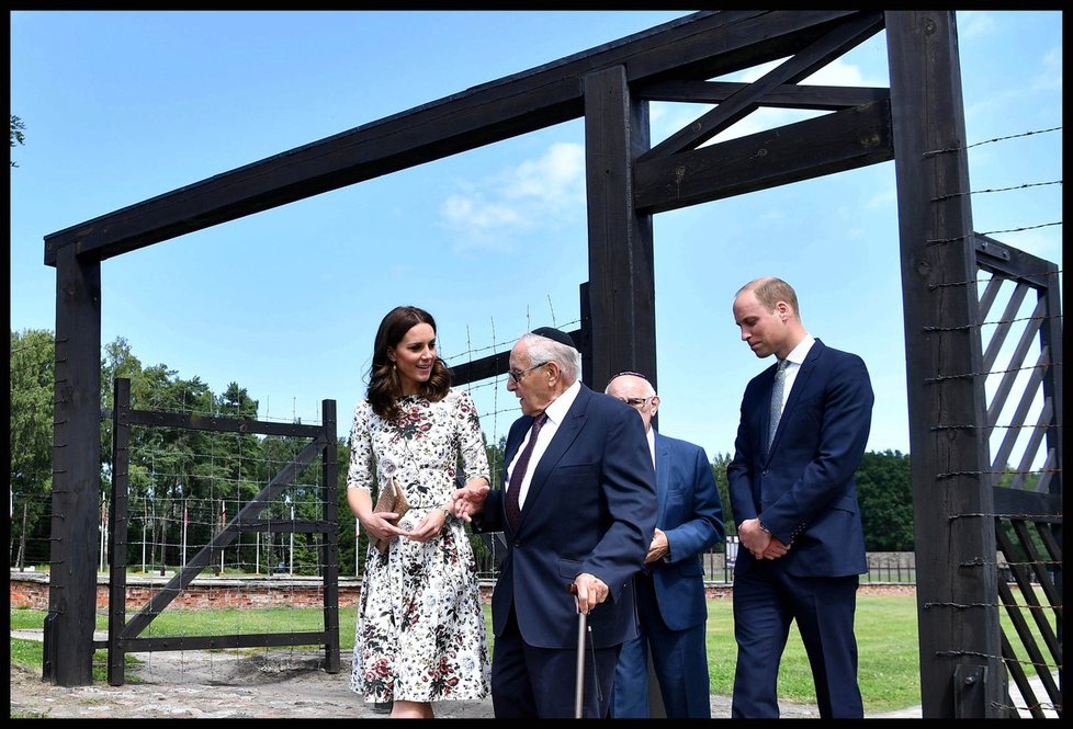 William a Kate na prohlídce koncentračního tábora