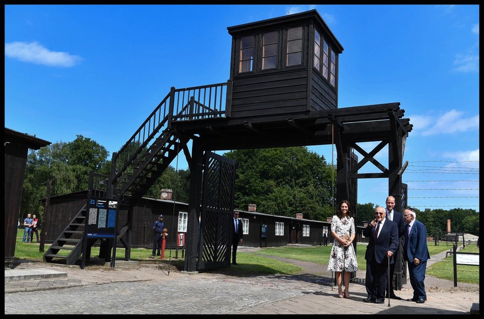 William a Kate na prohlídce koncentračního tábora