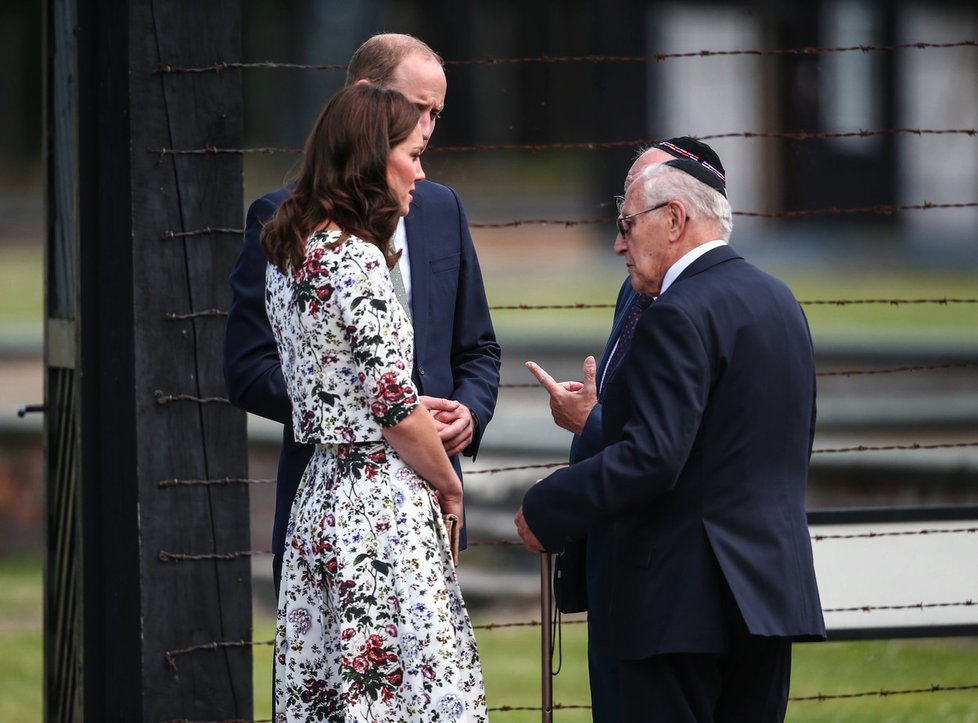 William a Kate na prohlídce koncentračního tábora.