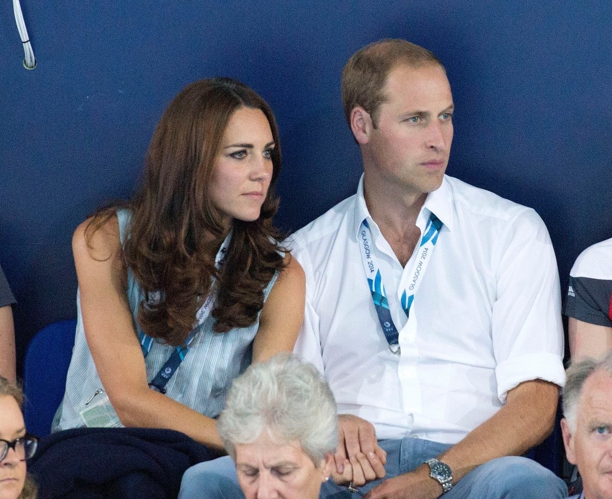 Kate měla ruku na princově stehně
