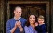 Budoucí králové William a George (dole) s Kate, Charlotte a malým Louisem.