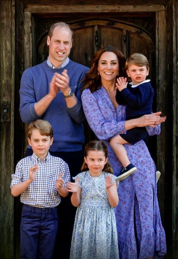 Budoucí králové William a George (dole) s Kate, Charlotte a malým Louisem.