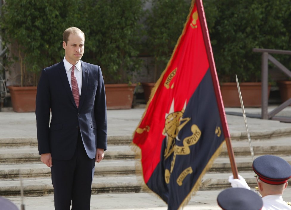 Princ William odbržel poctu od nastoupené vojenské jednotky