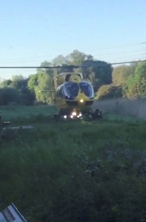 Záchranářský vrtulník na místě havárie. Vrtulník pilotoval princ William.