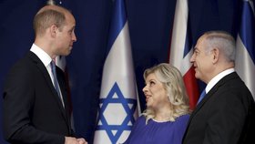 Princ William se během své oficiální návštěvy Izraele setkal se s izraelským premiérem Netanjahuem a jeho ženou.