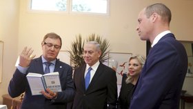 Princ William se během své oficiální návštěvy Izraele setkal s izraelským premiérem Netanjahuem a jeho ženou.