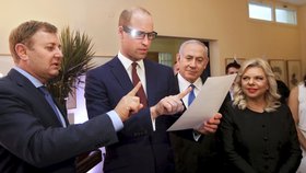 Princ William se během své oficiální návštěvy Izraele setkal s izraelským premiérem Netanjahuem a jeho ženou.