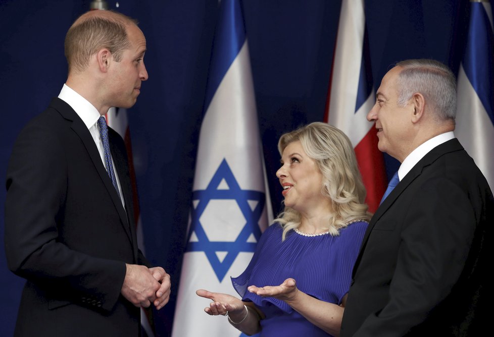 Princ William se během své oficiální návštěvy Izraele setkal s izraelským premiérem Netanjahuem a jeho ženou.