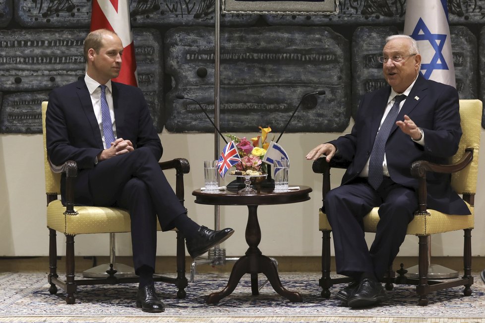 Princ William se během své oficiální návštěvy Izraele setkal s izraelským prezidentem Rivlinem.