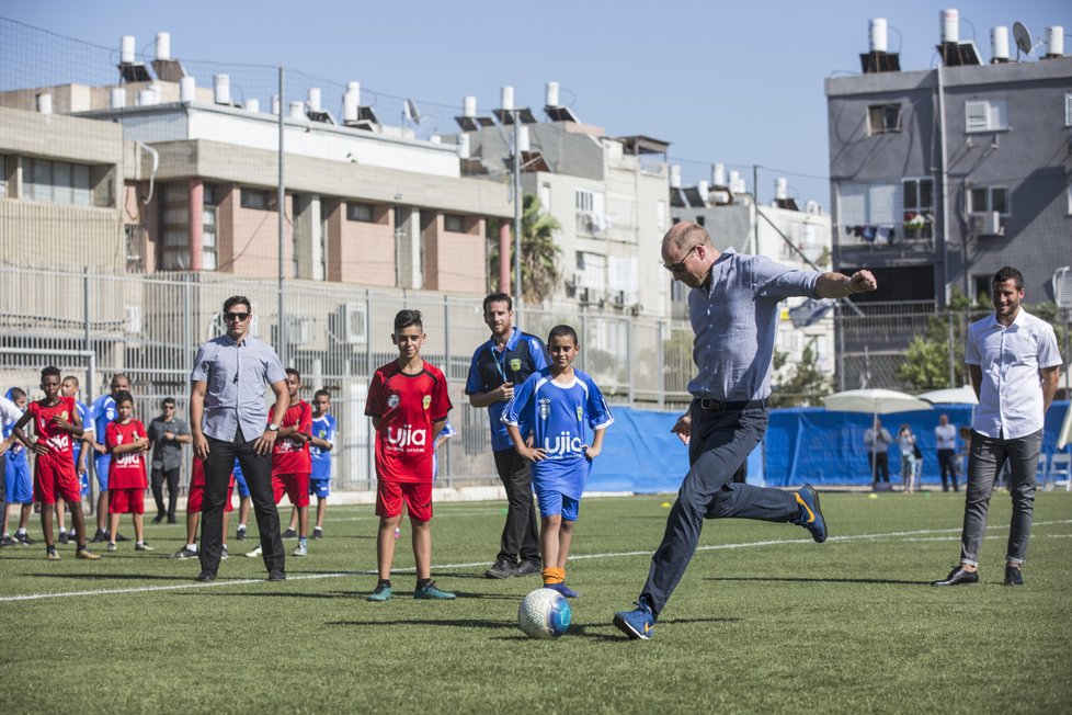 Princ William si během své oficiální návštěvy Izraele zahrál s dětmi fotbal.