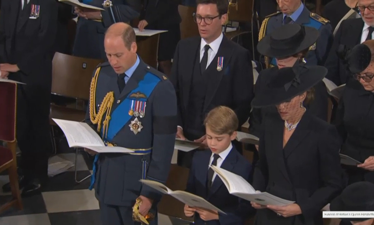 Princi William s manželkou a synem se modlí na počest zesnulé královny