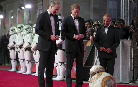 Oba princové dostali na premiéře památeční masku Stormtroopera.