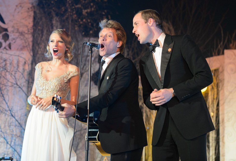 Princ William, Taylor Swift a Jon Bon Jovi v roce 2013 na večeři Centrepoint Gala v Kensingtonském paláci