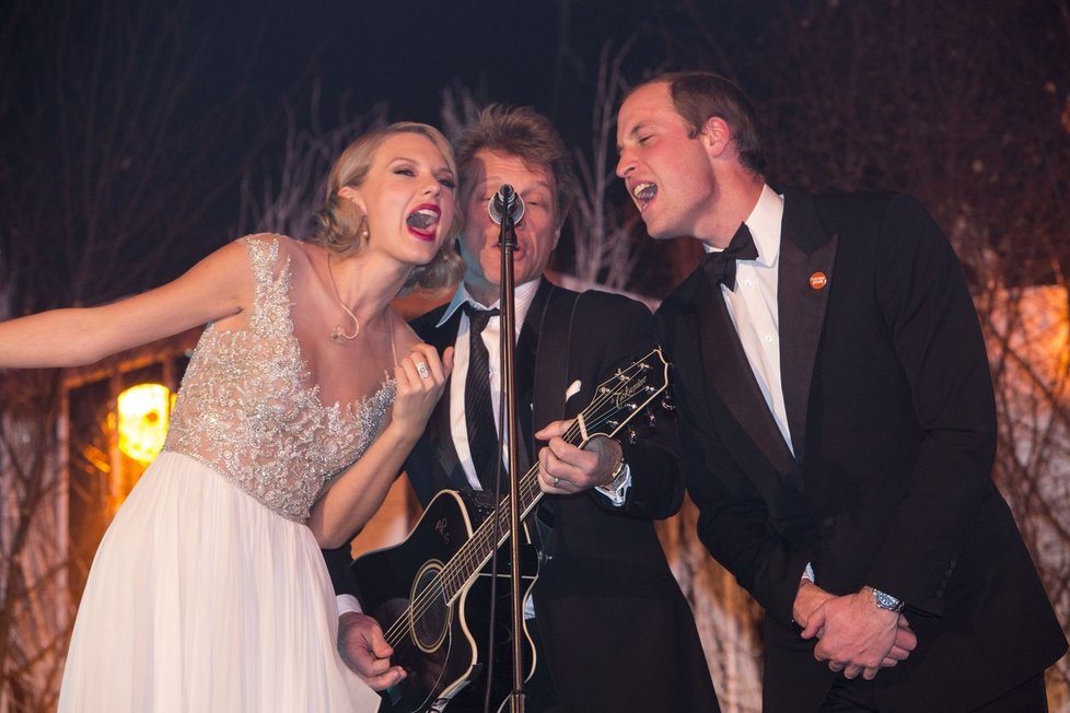 Princ William, Taylor Swift a Jon Bon Jovi v roce 2013 na večeři Centrepoint Gala v Kensingtonském paláci