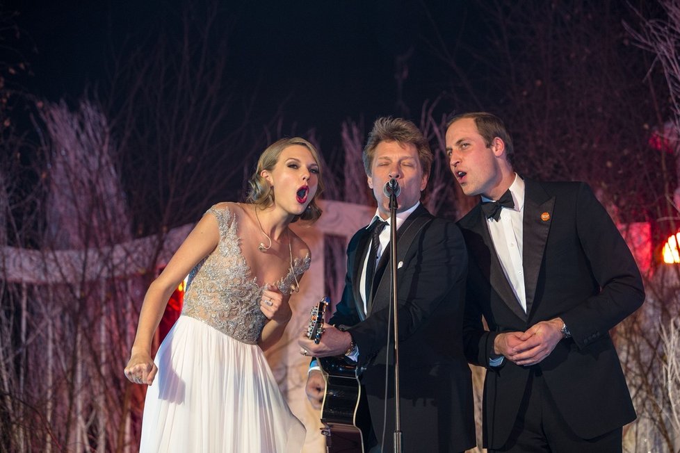 Princ William, Taylor Swift a Jon Bon Jovi v roce 2013 na večeři Centrepoint Gala v Kensingtonském paláci.