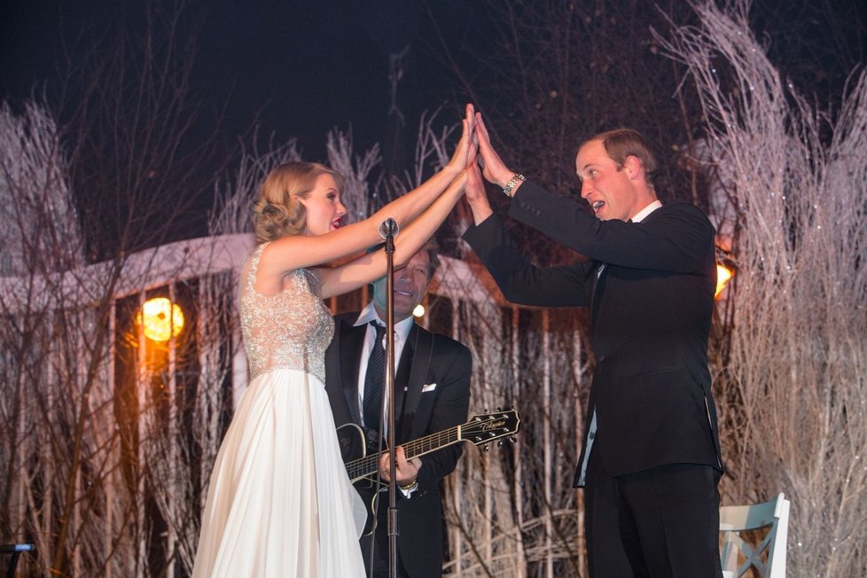 Princ William, Taylor Swift a Jon Bon Jovi v roce 2013 na večeři Centrepoint Gala v Kensingtonském paláci