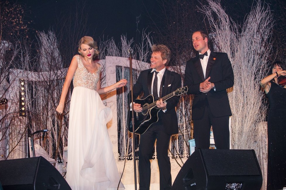 Princ William, Taylor Swift a Jon Bon Jovi v roce 2013 na večeři Centrepoint Gala v Kensingtonském paláci