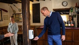 Princ William navštívil hospodu v Norfolku, aby personálu popřál dobré vykročení do nové sezóny. Dopřál si u toho sklenici cideru (3. 7. 2020).