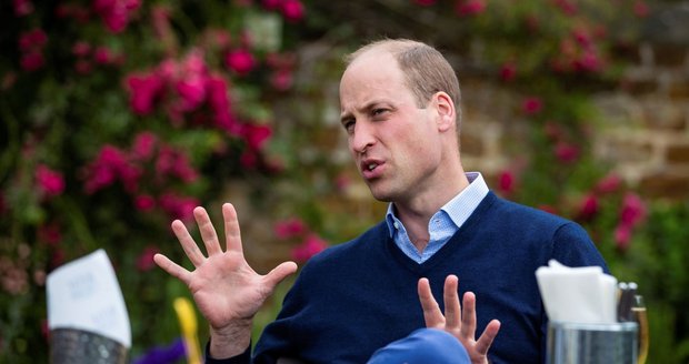 Princ William navštívil hospodu v Norfolku, aby personálu popřál dobré vykročení do nové sezony. Dopřál si u toho sklenici cideru. (3. 7. 2020)