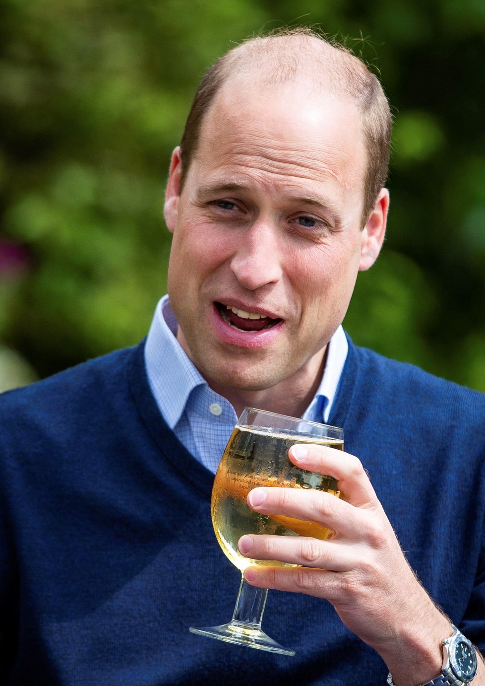 Princ William navštívil hospodu v Norfolku, aby personálu popřál dobré vykročení do nové sezóny. Dopřál si u toho sklenici cideru (3. 7. 2020).