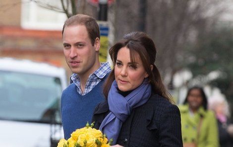 Šťastný William si odvádí těhotnou Kate z nemocnice domů.