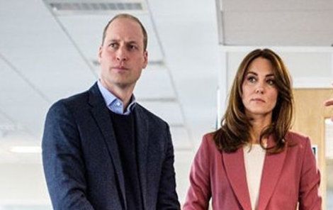 Princ William a vévodkyně Kate navštívili pracovníky tísňové linky.