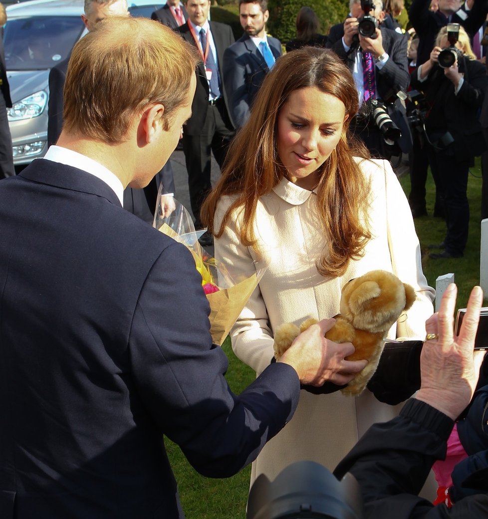 Princ William s medvídkem pro vévodkyni Kate. Ale také s patrnou začínající pleší